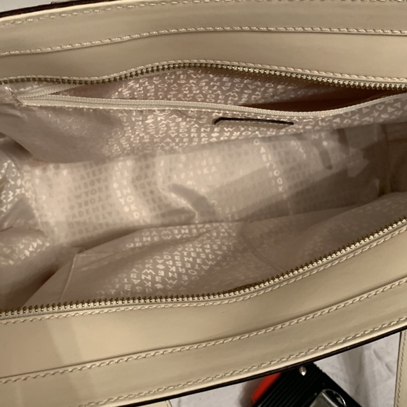 Kate Spade. Cream tote bag. Nwt - Picture 6 of 9